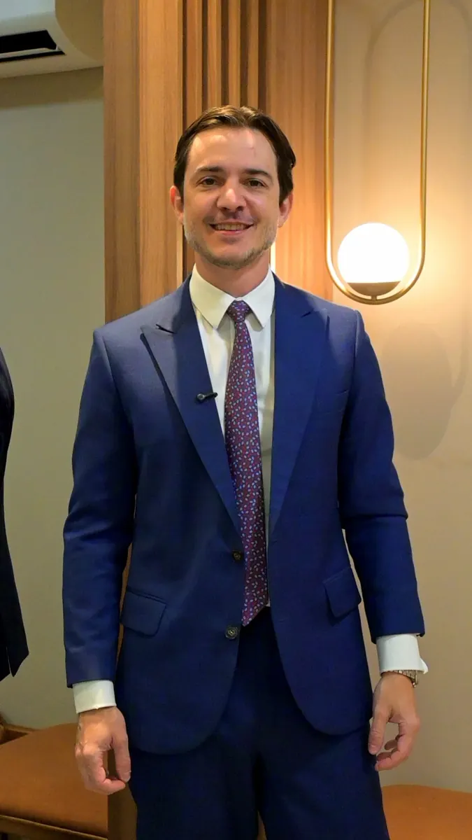 Dr. Guilherme Sella no consultório · Cirurgia da base do crânio pelo nariz