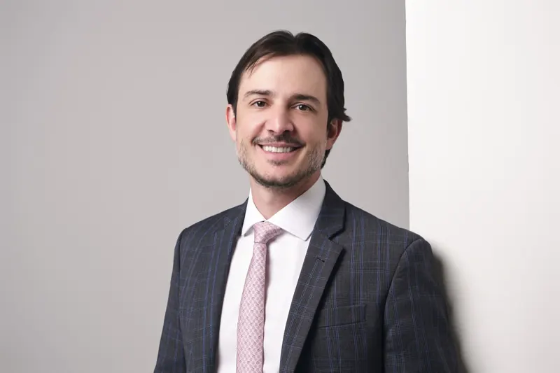 Dr. Guilherme Sella, cirurgião facial · Qual a idade ideal para o facelift?