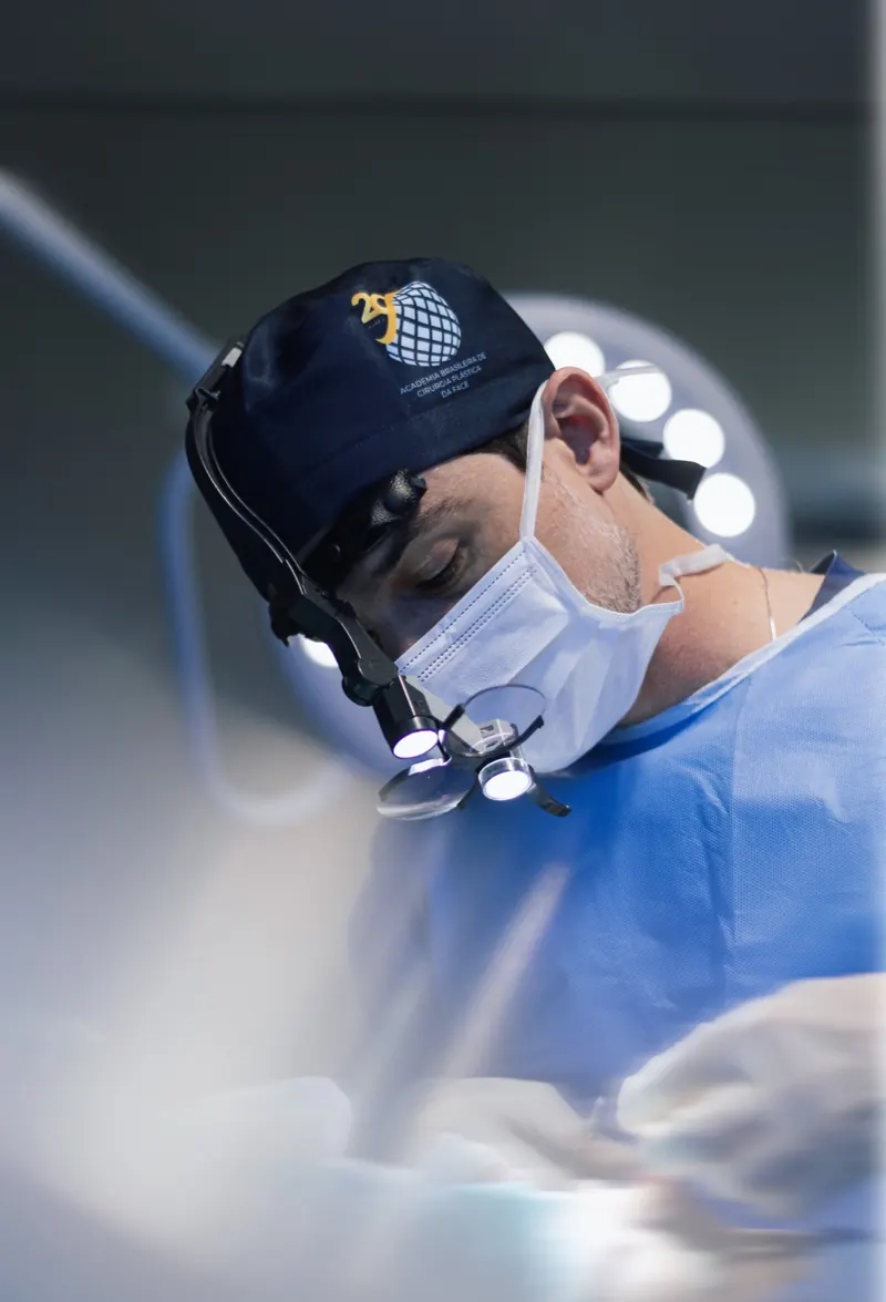 Dr. Guilherme Sella durante uma rinoplastia · Nariz em sela: por que o dorso afunda e como reconstruir