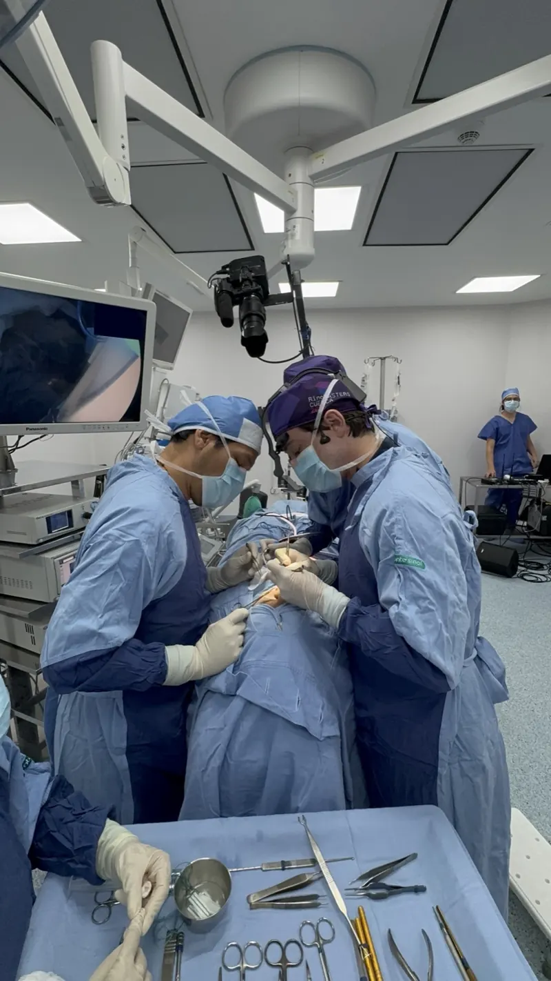 Dr. Guilherme Sella em cirurgia demonstrativa · Preservation Week