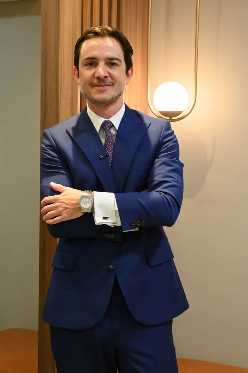 Dr. Guilherme Sella na clínica em Maringá · Rinoplastia com lipoaspiração de papada