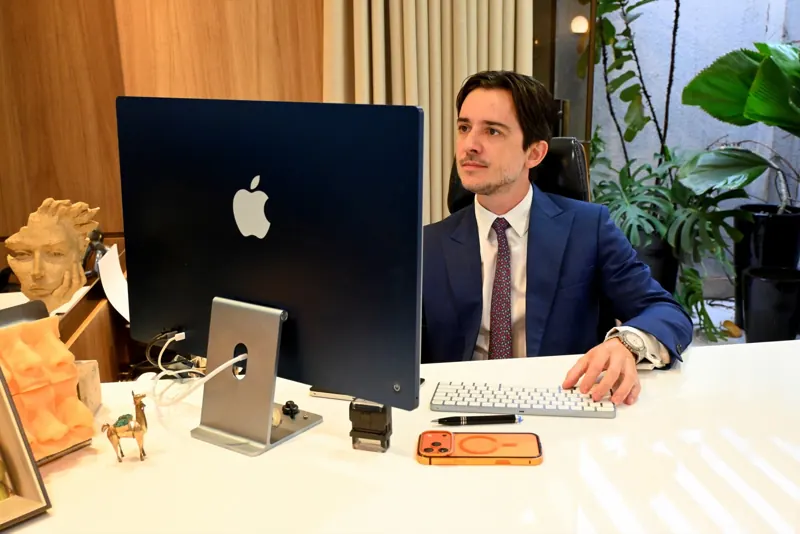 Dr. Guilherme Sella em consulta, na clínica em Maringá · Segunda opinião antes da rinoplastia: quando buscar e como aproveitar