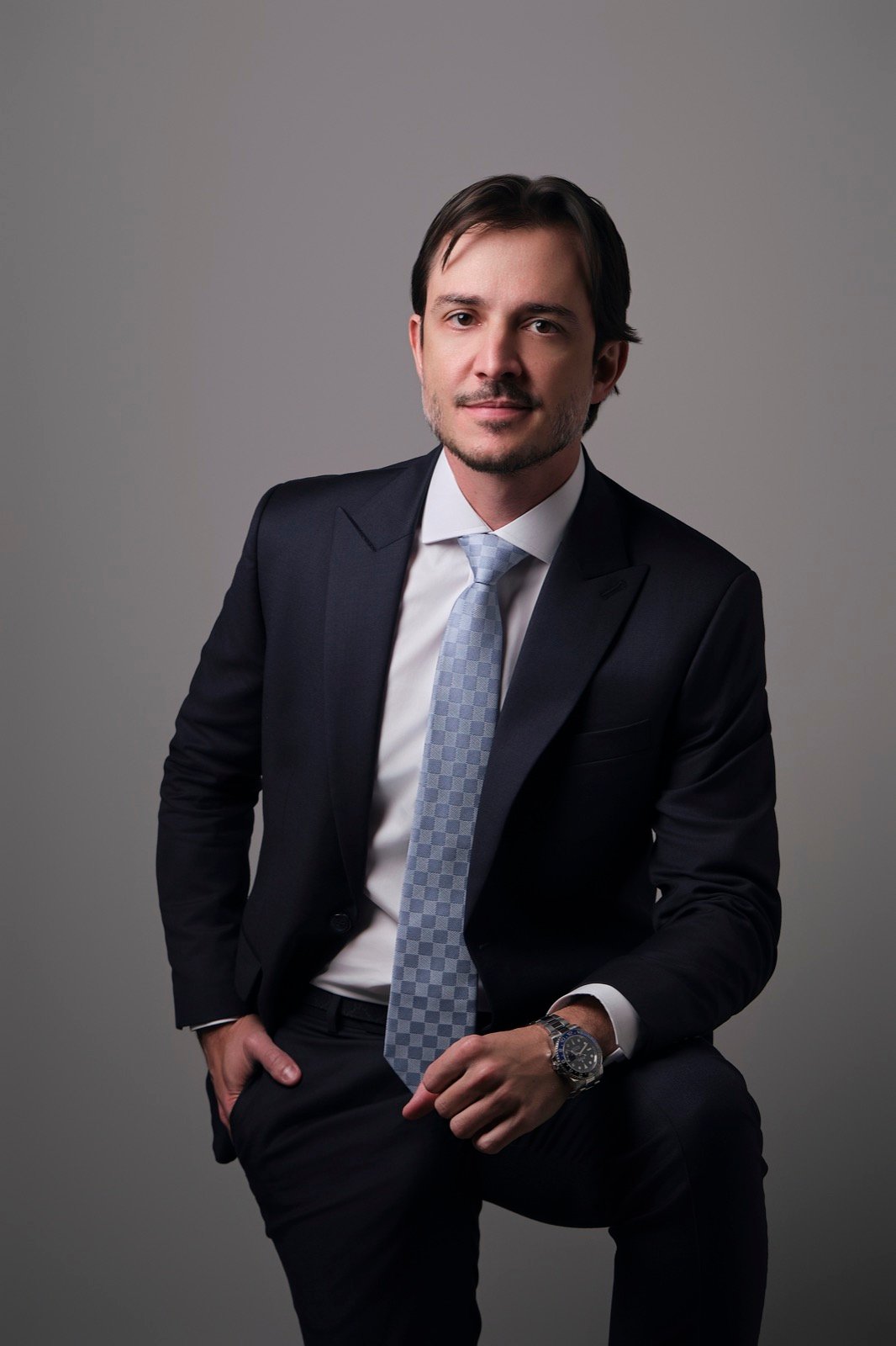Dr. Guilherme Sella em estúdio