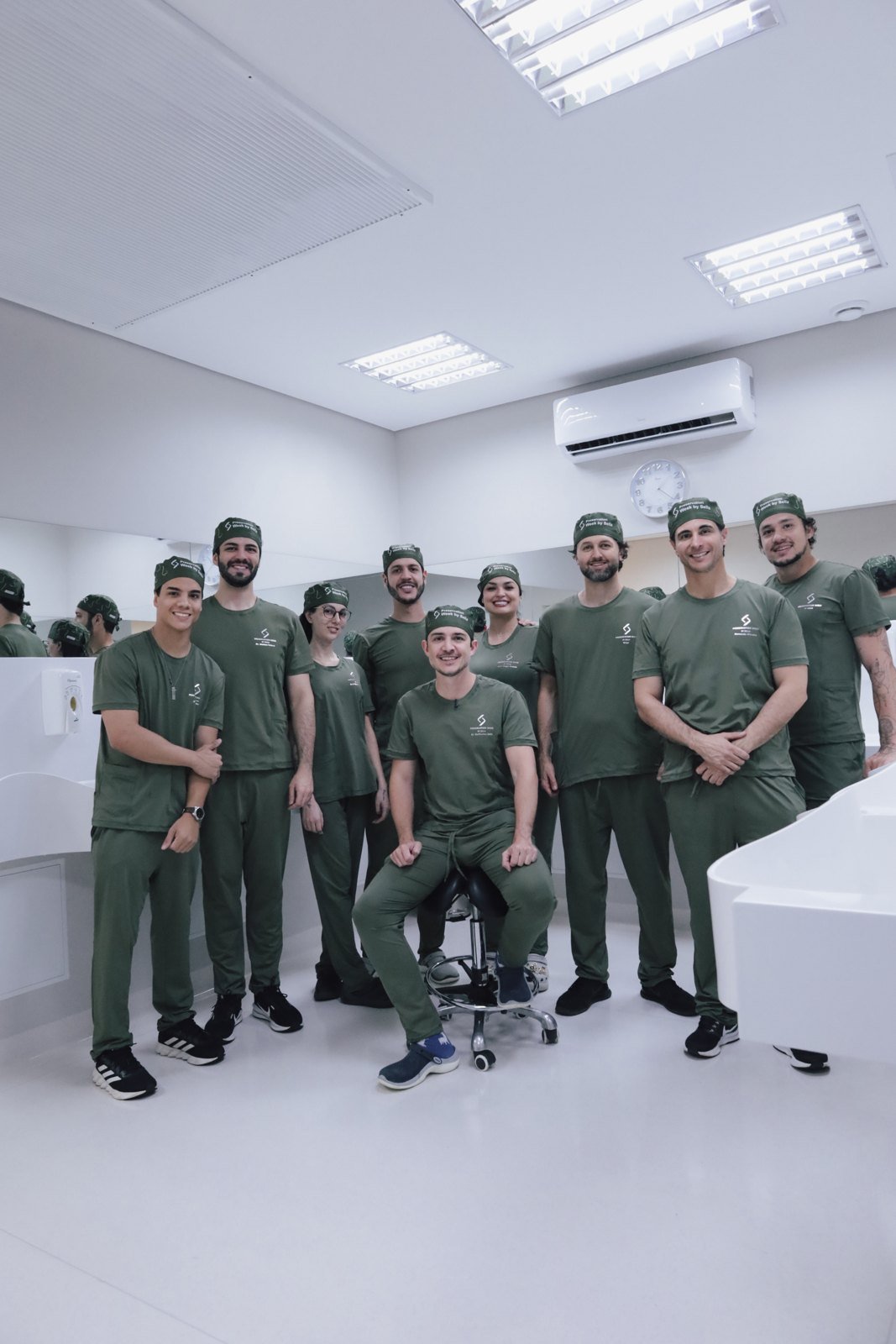 Equipe cirúrgica do Dr. Guilherme Sella no Saine Health Complex em 2026