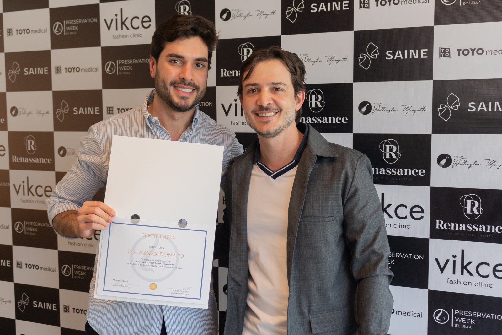 Abner Donato recebe o certificado de fellowship do Dr. Guilherme Sella