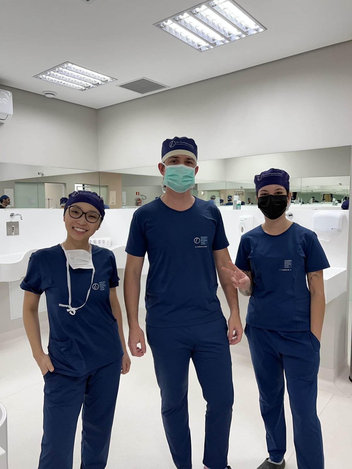 Fernanda Saito com o Dr. Guilherme Sella e equipe no centro cirúrgico