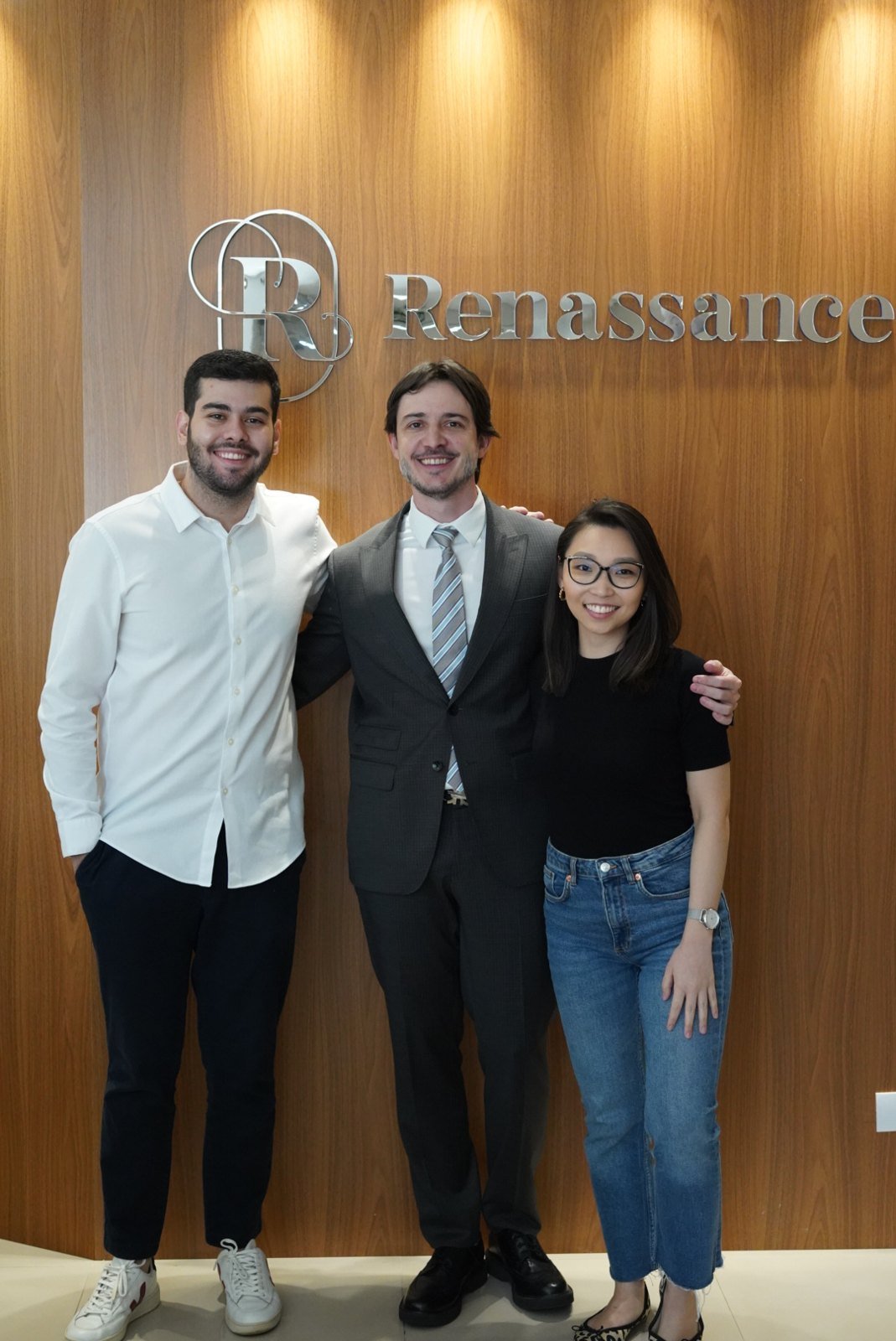 Leonardo Ramoniga, Dr. Guilherme Sella e Fernanda Saito na Clínica Renassance