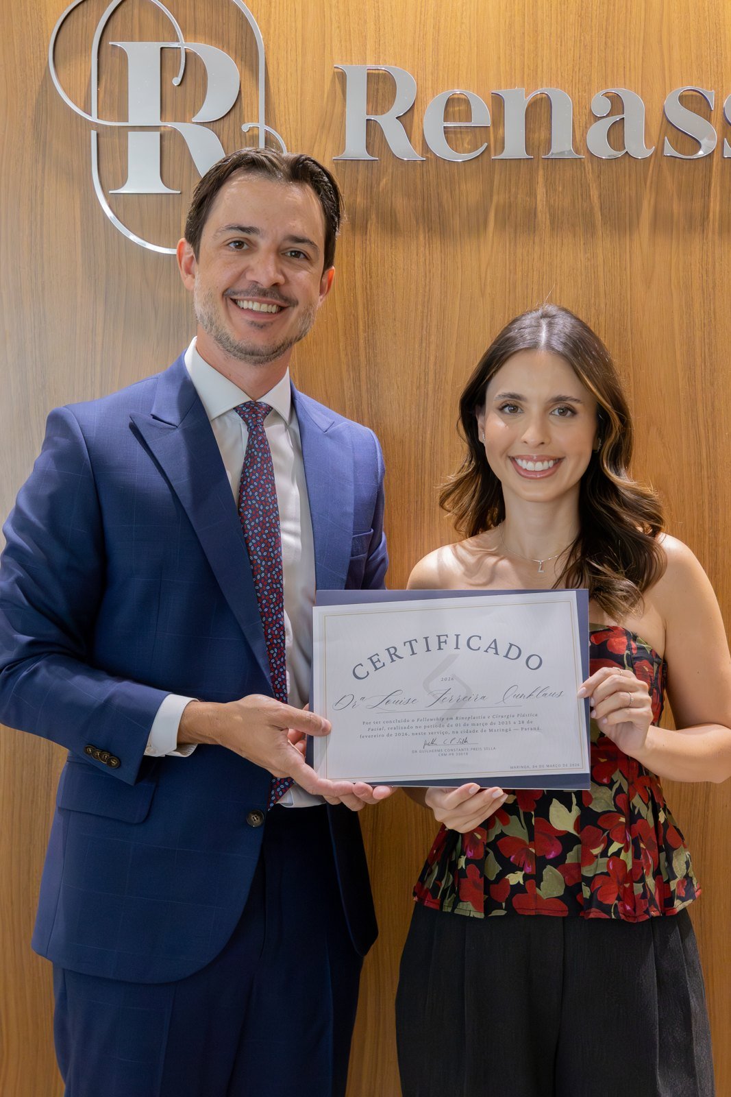 Louise Iunklaus recebe o certificado de conclusão do fellowship anual do Dr. Guilherme Sella na Clínica Renassance