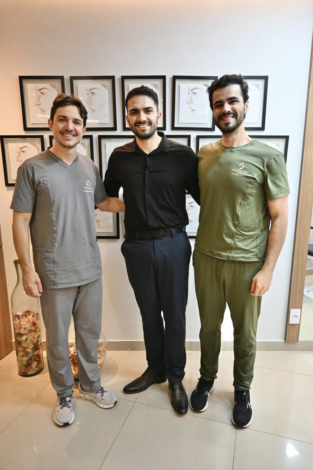 Mateus Taiarol com o Dr. Guilherme Sella e colega na Clínica Renassance