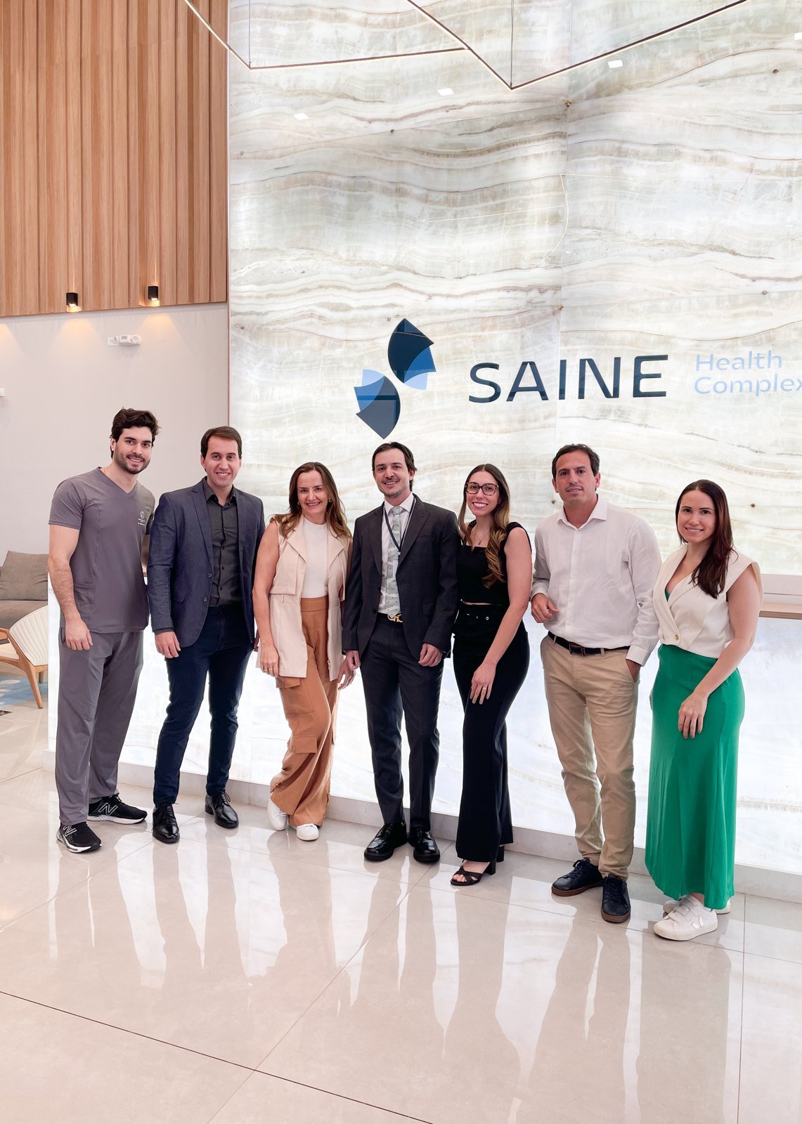 Dr. Guilherme Sella com fellows e médicos visitantes no Saine Health Complex, em Maringá
