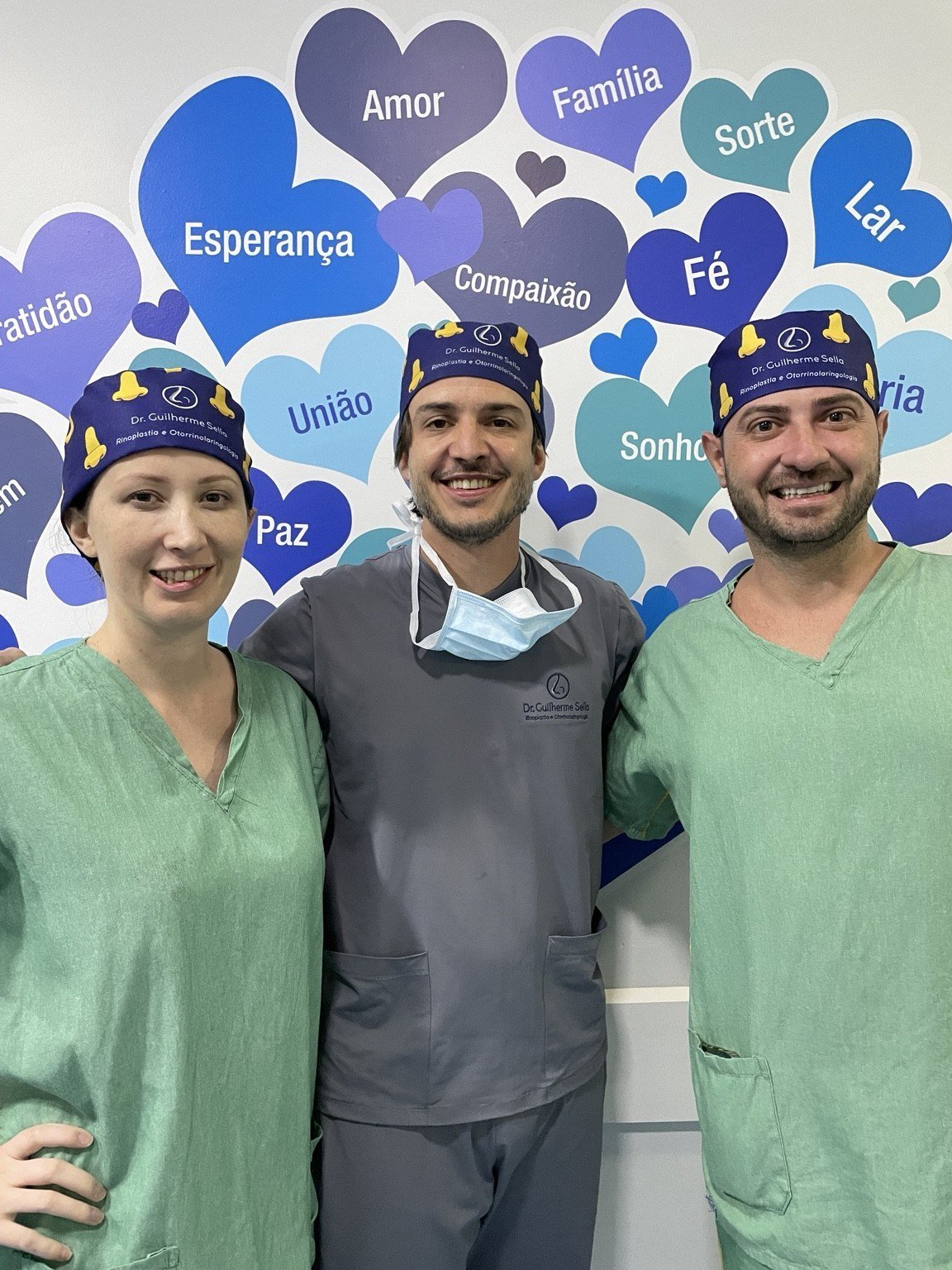 Médicos visitantes e Dr. Guilherme Sella no centro cirúrgico em 2022