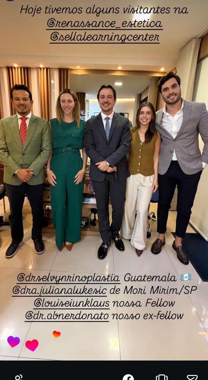 Selwyn González, Juliana Lukesic, Louise Iunklaus e Abner Donato com o Dr. Guilherme Sella na Clínica Renassance, outubro de 2025